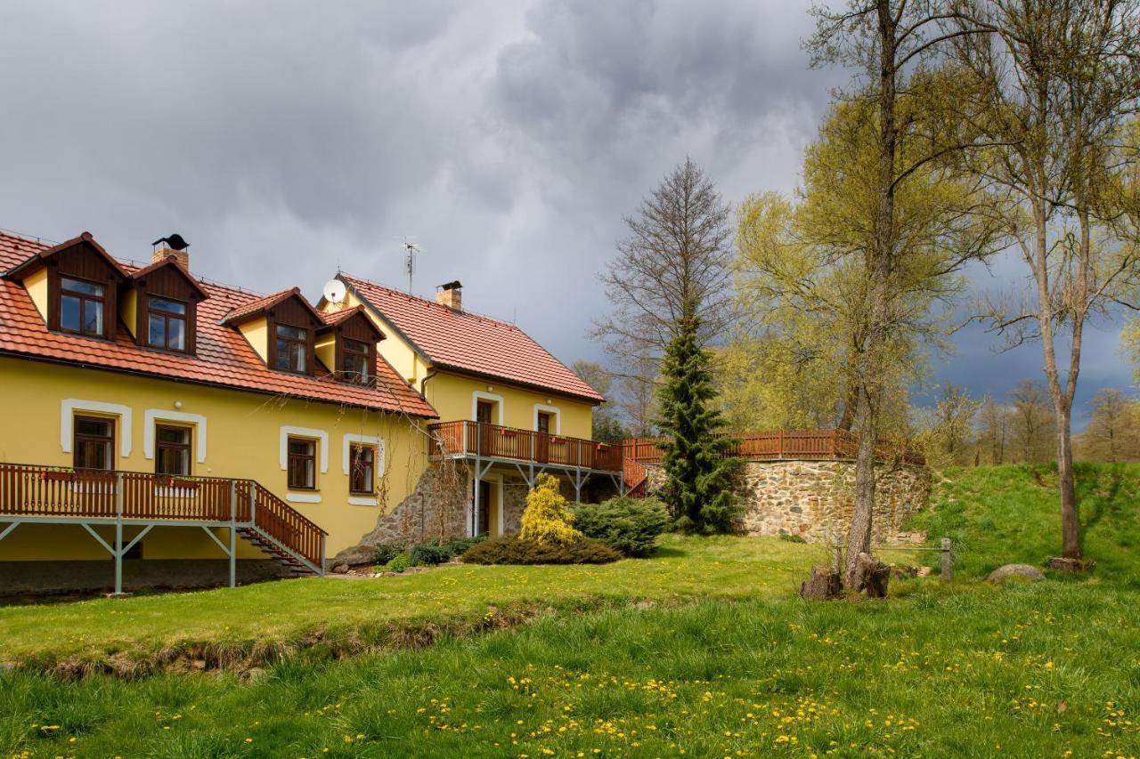Mlyn Kamenice Klucenice Esterno foto