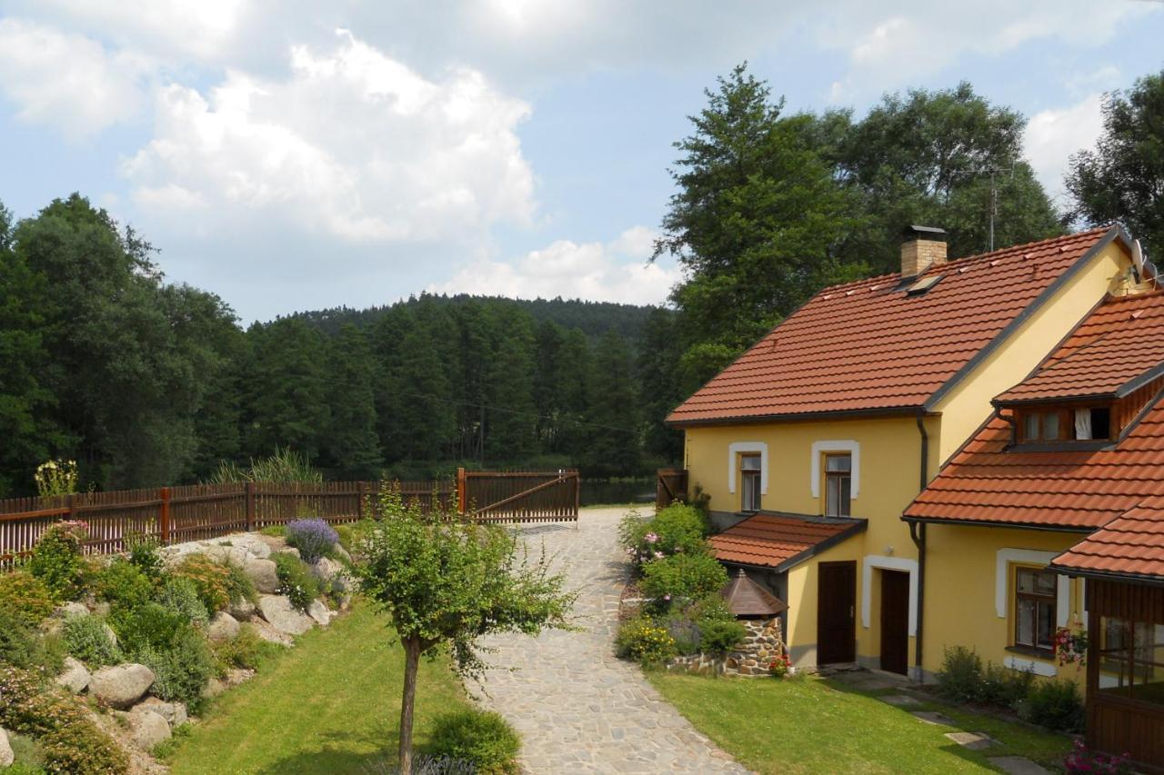 Mlyn Kamenice Klucenice Esterno foto